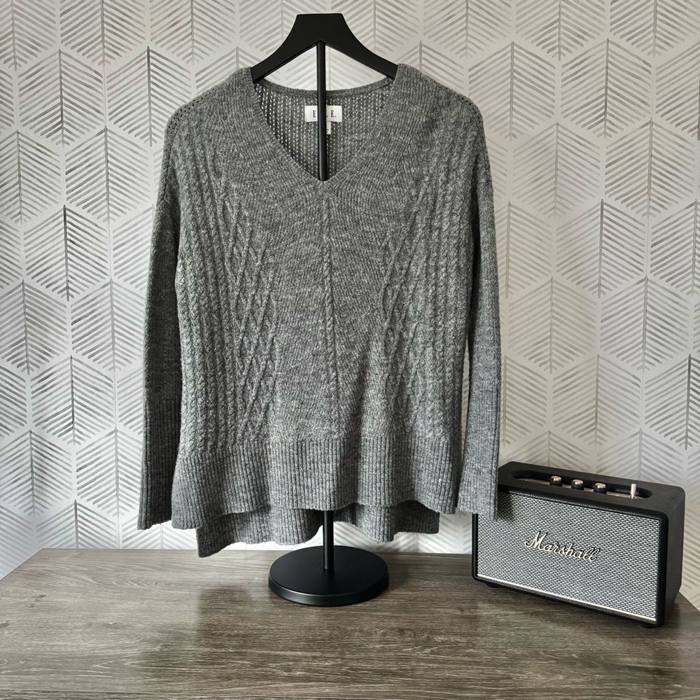 Elle Grey V-Neck Baggy Sweater - EUC